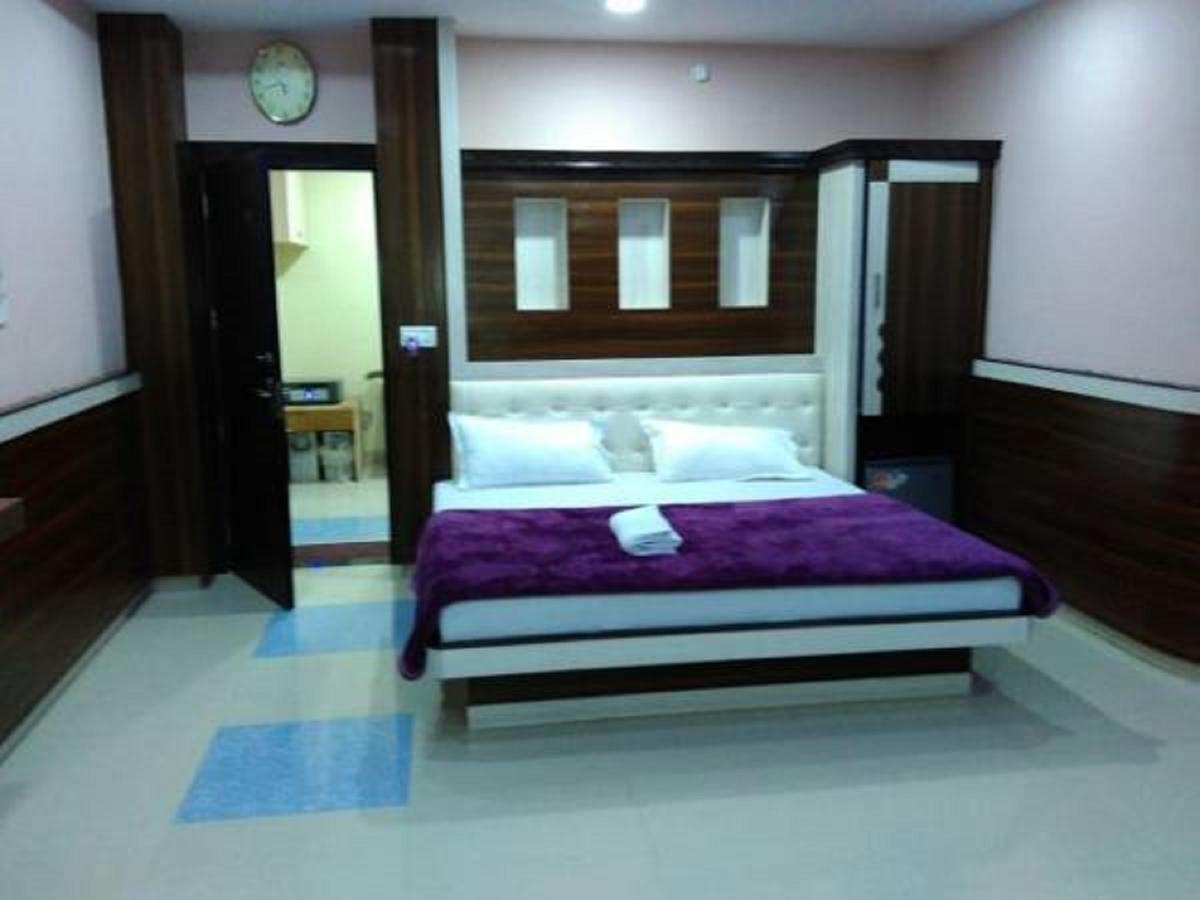 Hotel Blue Star Datia Bagian luar foto