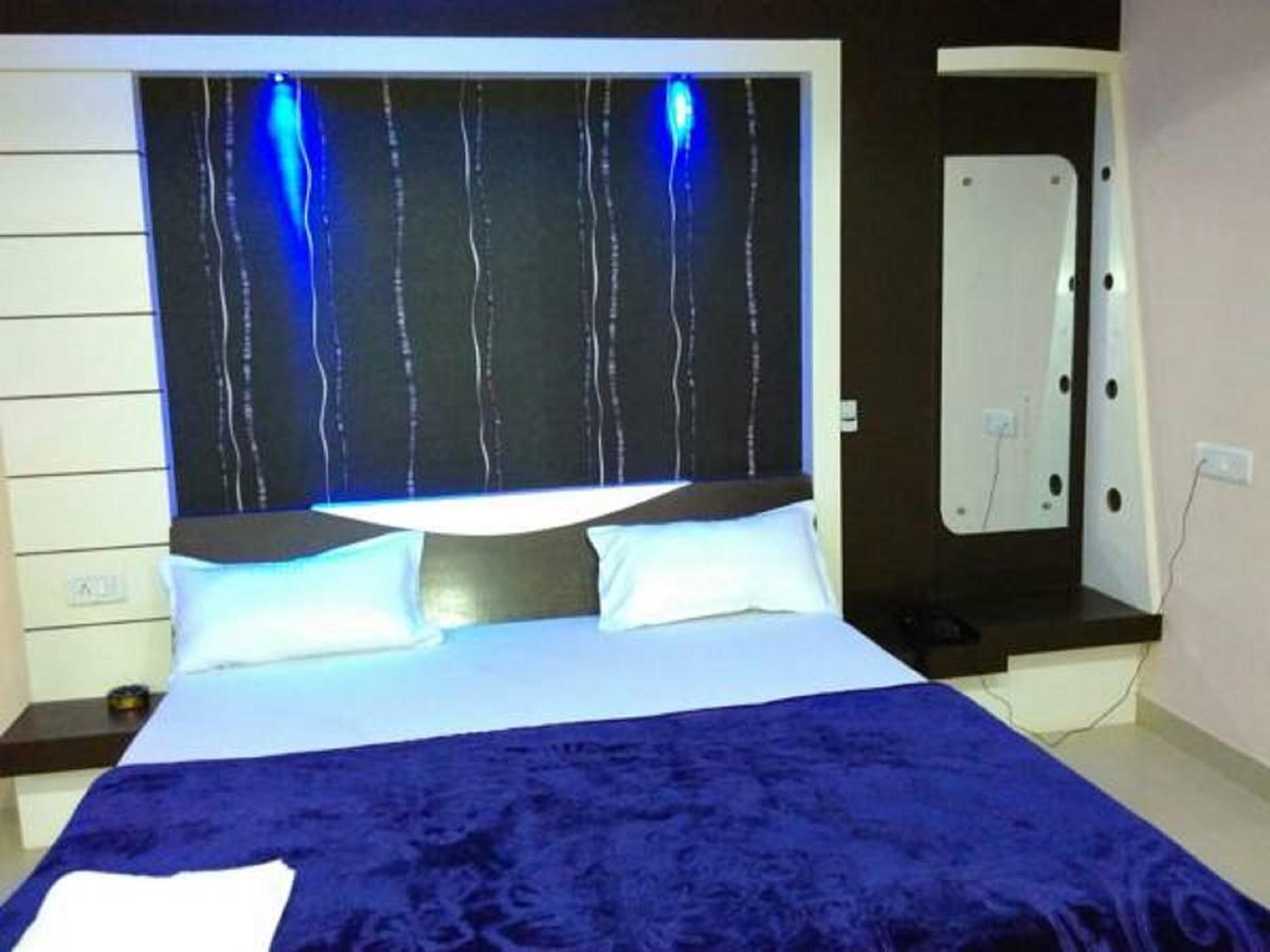 Hotel Blue Star Datia Bagian luar foto